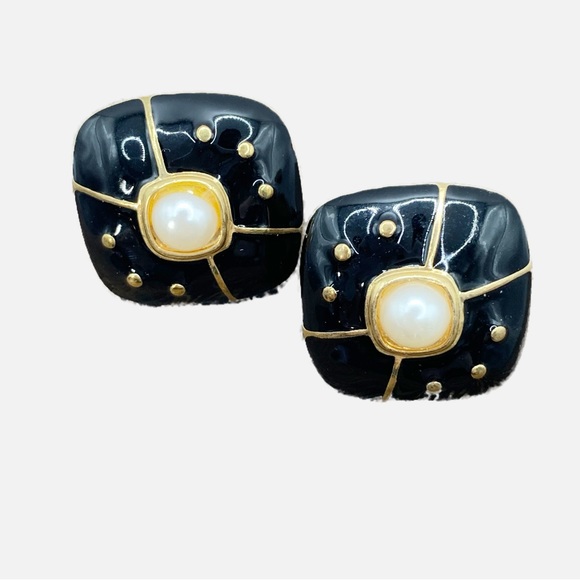 Vintage PCI earrings signed black enamel on gold tone square with faux pearl - Picture 2 of 9